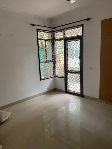 Room in 3 BHK Apartment at Vipul Greens, Sector 48 – for Rent