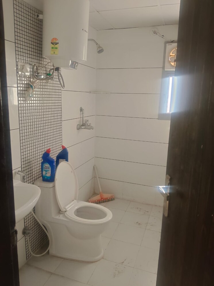 Bathroom, nirala-greenshire-mart 3 Bedroom 1470 Sq.Ft. Apartment In Bisrakh Jalalpur Greater Noida 8837941
