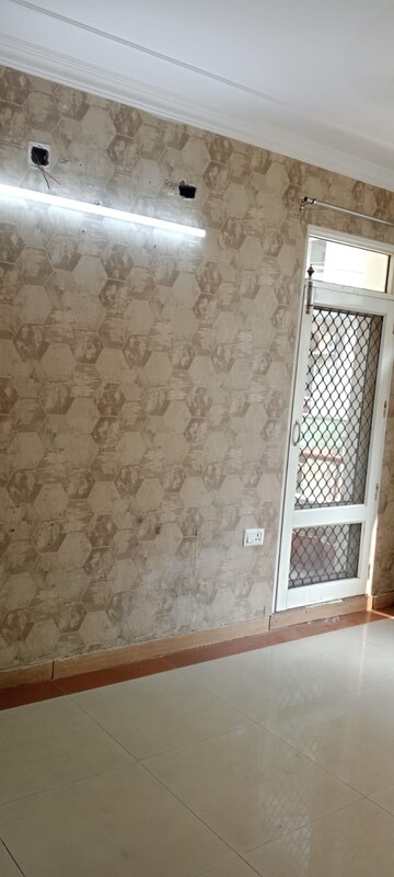 Room in 2 BHK Apartment at Vip Road – for Rent