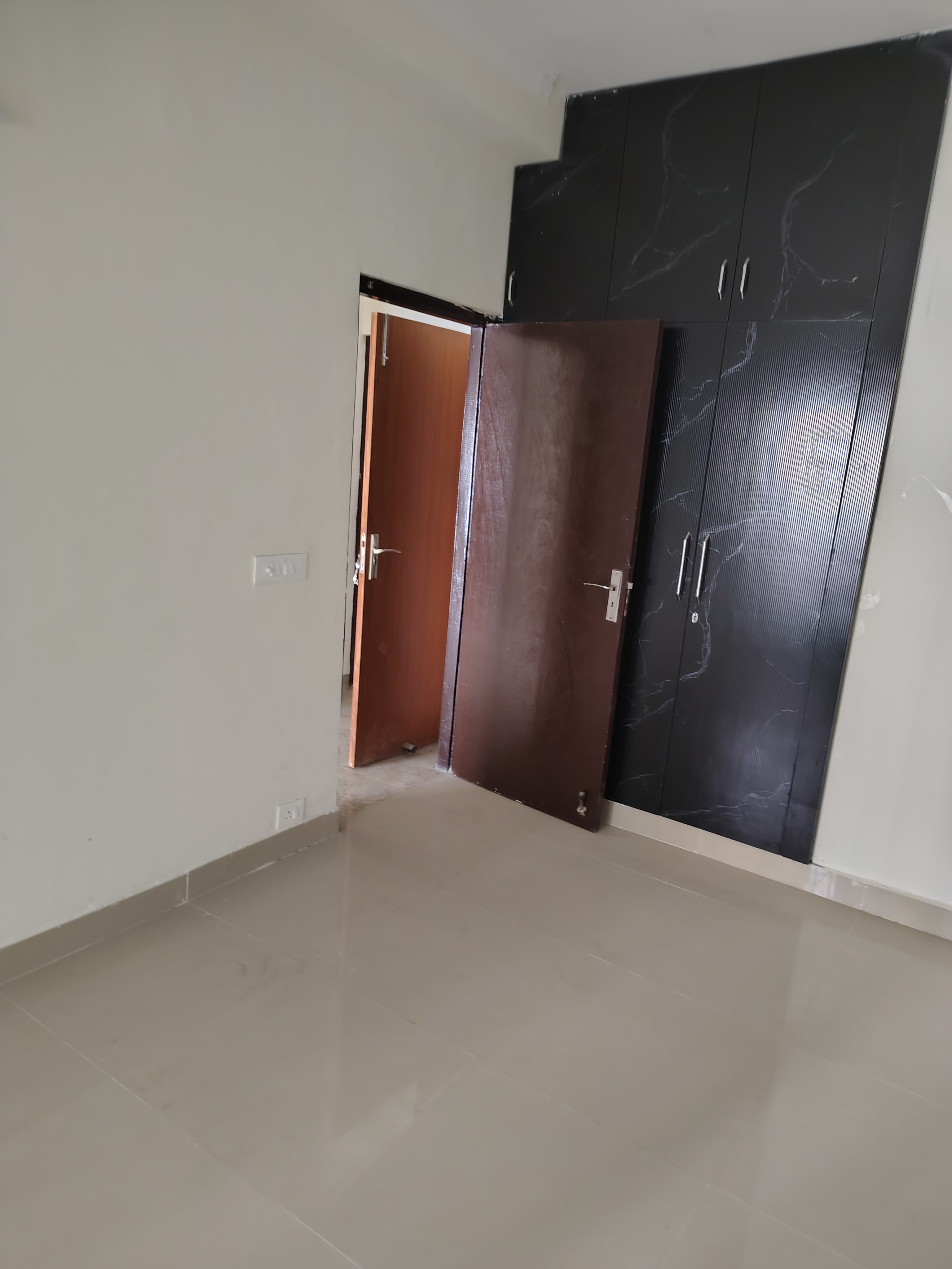2 BHK + Study Room Apartment For Rent in Ajnara Le Garden