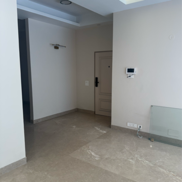 Room in 3 BHK Builder Floor at DLF Central Arcade, Sector 25 – for Sale