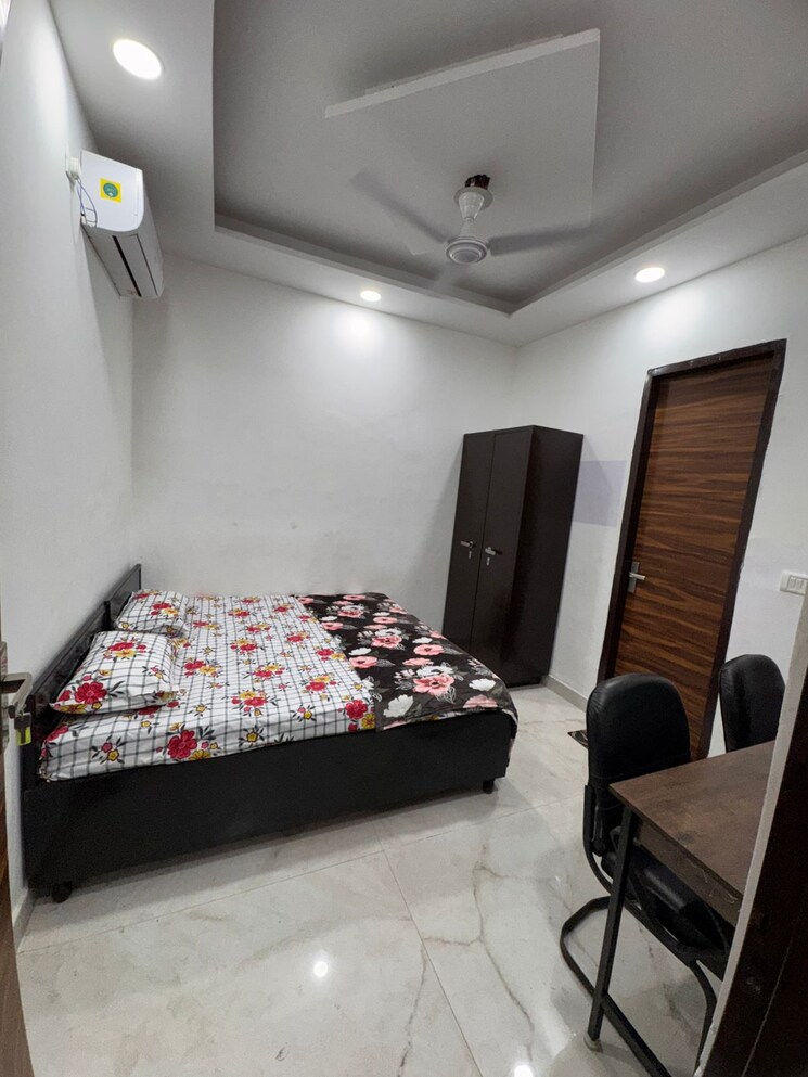 Room, karol bagh Pg For Boys & Girls In Karol Bagh 8838044