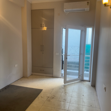 Building Lobby in 3 BHK Builder Floor at DLF Central Arcade, Sector 25 – for Sale