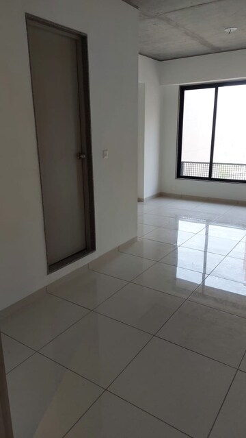 Room in  Office Space at Sun Westbank, Navrangpura – for Rent