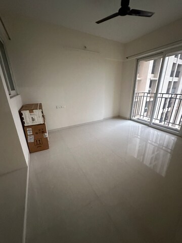 Room in 2.5 BHK Apartment at Vijay Orovia, Ghodbunder Road – for Rent