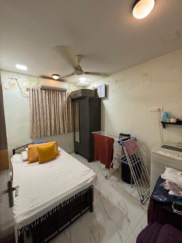 Team Area in 1 BHK Apartment at Bandra West – for Rent