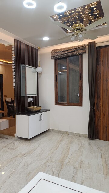 Room in 3 BHK Apartment at Raja Park – for Rent