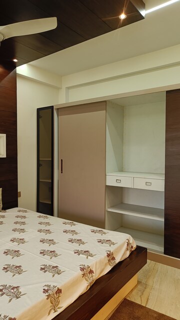 Room in 3 BHK Apartment at Raja Park – for Rent