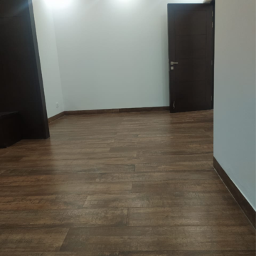 Room in 3 BHK Builder Floor at DLF Central Arcade, Sector 25 – for Rent