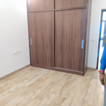 Room in 3 BHK Builder Floor at DLF Central Arcade, Sector 25 – for Rent