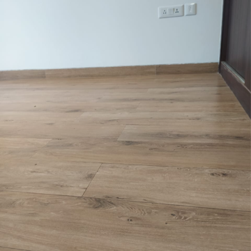 Room in 3 BHK Builder Floor at DLF Central Arcade, Sector 25 – for Rent