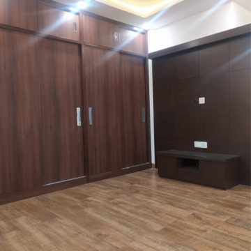 Room in 3 BHK Builder Floor at DLF Central Arcade, Sector 25 – for Rent