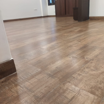 Room in 3 BHK Builder Floor at DLF Central Arcade, Sector 25 – for Rent