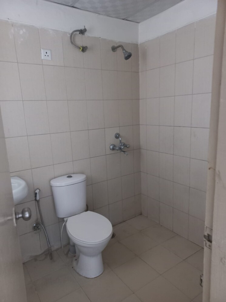 Bathroom, puri-pratham 3 Bedroom 1400 Sq.Ft. Apartment In Sector 84 Faridabad 8839198