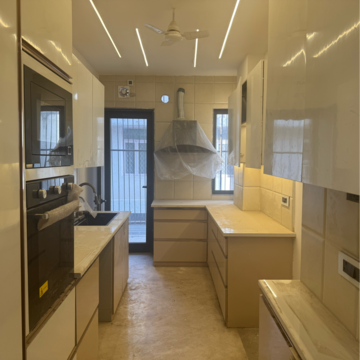 Kitchen in 3 BHK Builder Floor at DLF Central Arcade, Sector 25 – for Rent