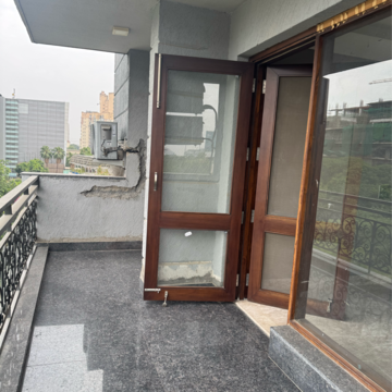 Balcony in 3 BHK Builder Floor at DLF Central Arcade, Sector 25 – for Rent