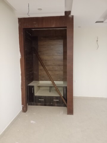 Furnished Amenities in 3 BHK Apartment at Niti Khand I – for Rent