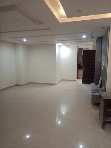 Room in 3 BHK Apartment at Niti Khand I – for Rent