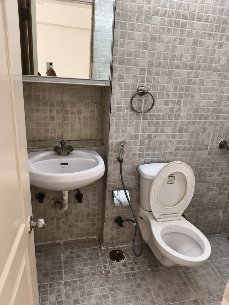 Bathroom, paras-tierea 2 Bedroom 1045 Sq.Ft. Apartment In Sector 137 Noida 8839661