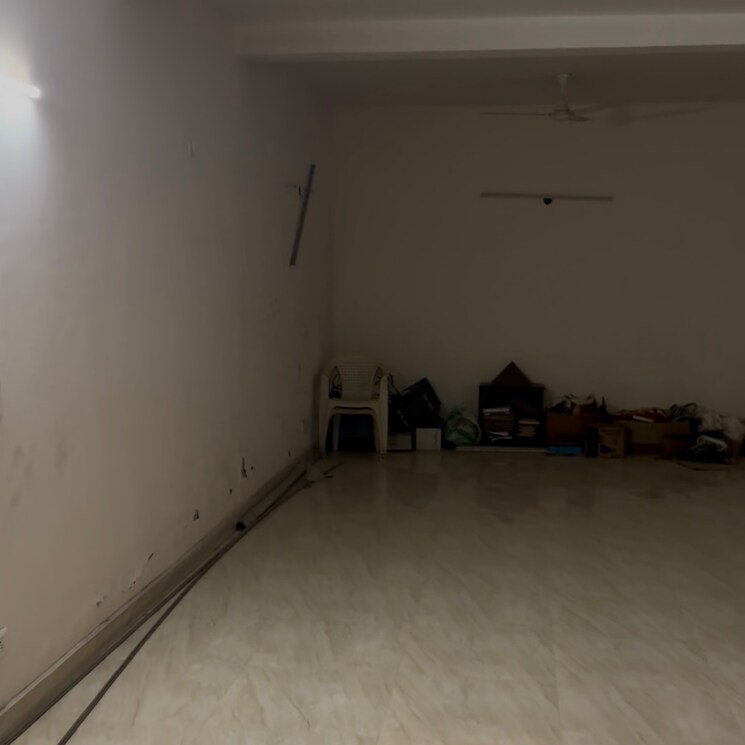 Room, dlf-central-arcade Commercial Office Space 30000 Sq.Ft. In Sector 25 Gurgaon 8839654