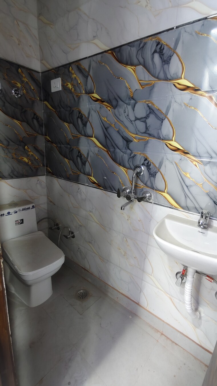 Bathroom, govindpuri 2 Bedroom 650 Sq.Ft. Builder Floor In Govindpuri Delhi 8839679