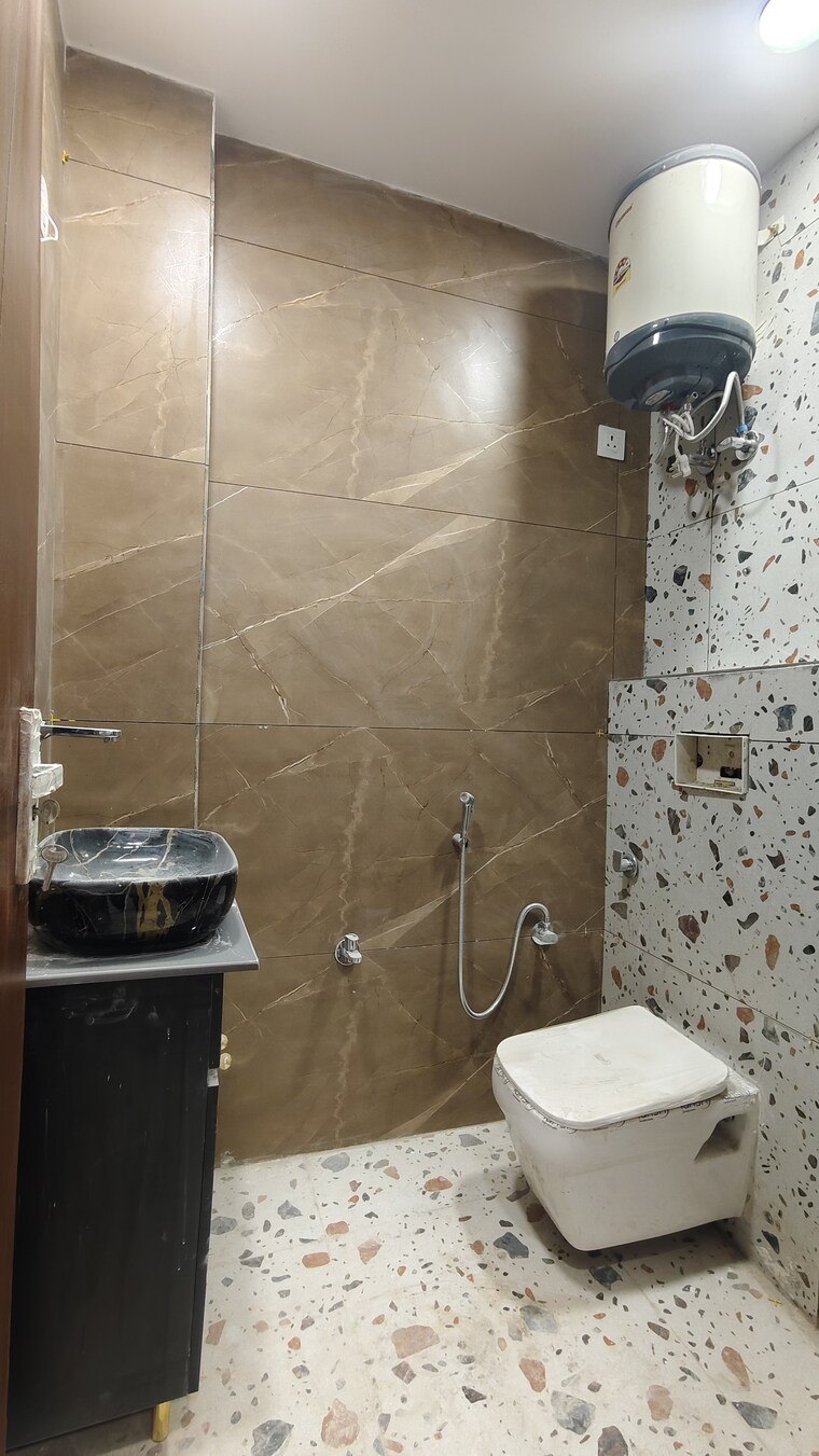 Bathroom, kalkaji 2 Bedroom 650 Sq.Ft. Builder Floor In Kalkaji Delhi 8839696