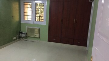 Room in 2.5 BHK Independent House at RWA Apartments Sector 40, Sector 40 – for Rent