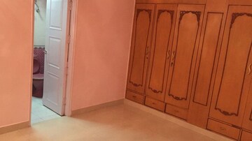 Room in 2.5 BHK Independent House at RWA Apartments Sector 40, Sector 40 – for Rent