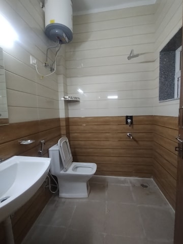 Bathroom in 2 BHK Builder Floor at Gupta Awas, Sector 43 – for Rent