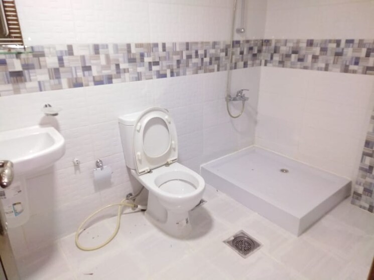 Bathroom, mohid-heights 2 Bedroom 740 Sq.Ft. Apartment In Andheri West Mumbai 8839834