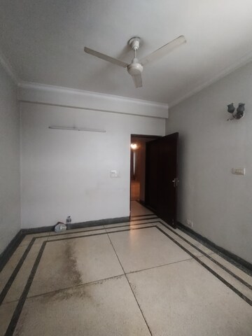 Room in 2.5 BHK Independent House at Ansal Sushant Lok I, Sector 43 – for Rent