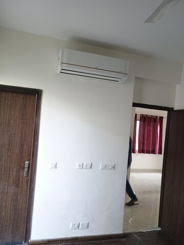 Room in 3 BHK Builder Floor at BPTP Amstoria Plot, Sector 102 – for Rent
