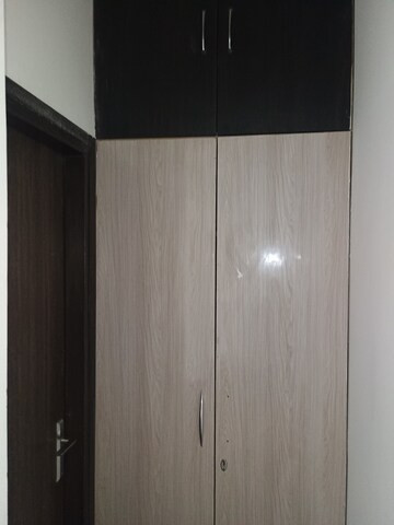 Room in 3 BHK Builder Floor at BPTP Amstoria Plot, Sector 102 – for Rent