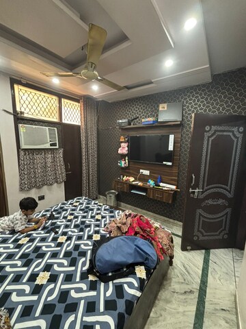 Parking in 2.5 BHK Builder Floor at Dwarka Mor – for Rent