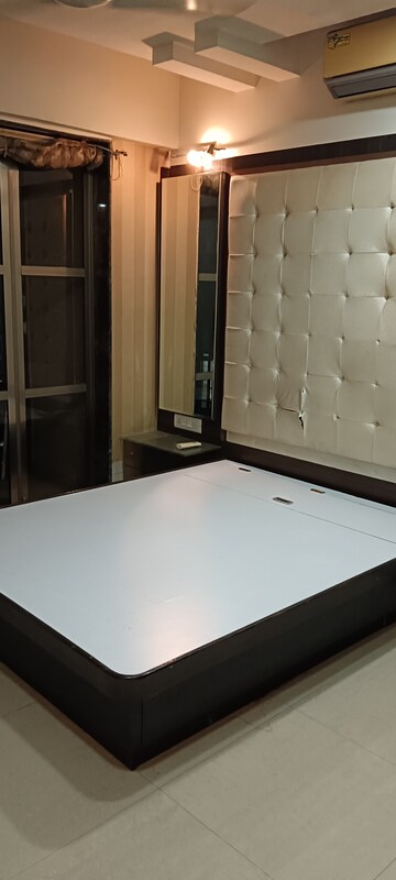 Room in 2.5 BHK Apartment at Riddhi Tower, Malad East – for Rent
