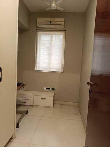 Bedroom in 2 BHK Apartment at Worli Naka – for Rent