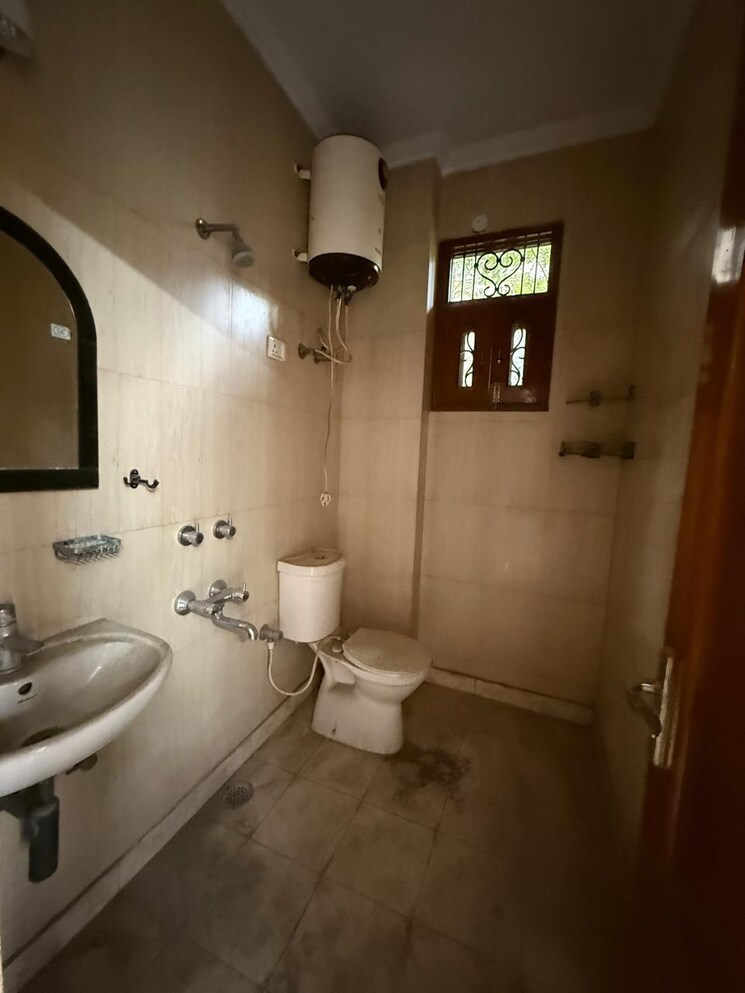 Attached Bathroom, kalkaji 2 Bedroom 1400 Sq.Ft. Builder Floor In Kalkaji Delhi 8840087