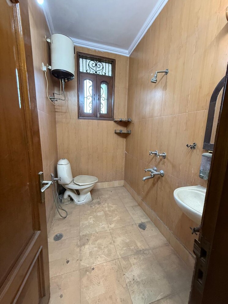 Bathroom, kalkaji 2 Bedroom 1400 Sq.Ft. Builder Floor In Kalkaji Delhi 8840087