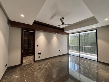 Room in 4 BHK Builder Floor at Dlf Phase I – for Rent