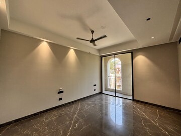 Room in 4 BHK Builder Floor at Dlf Phase I – for Rent