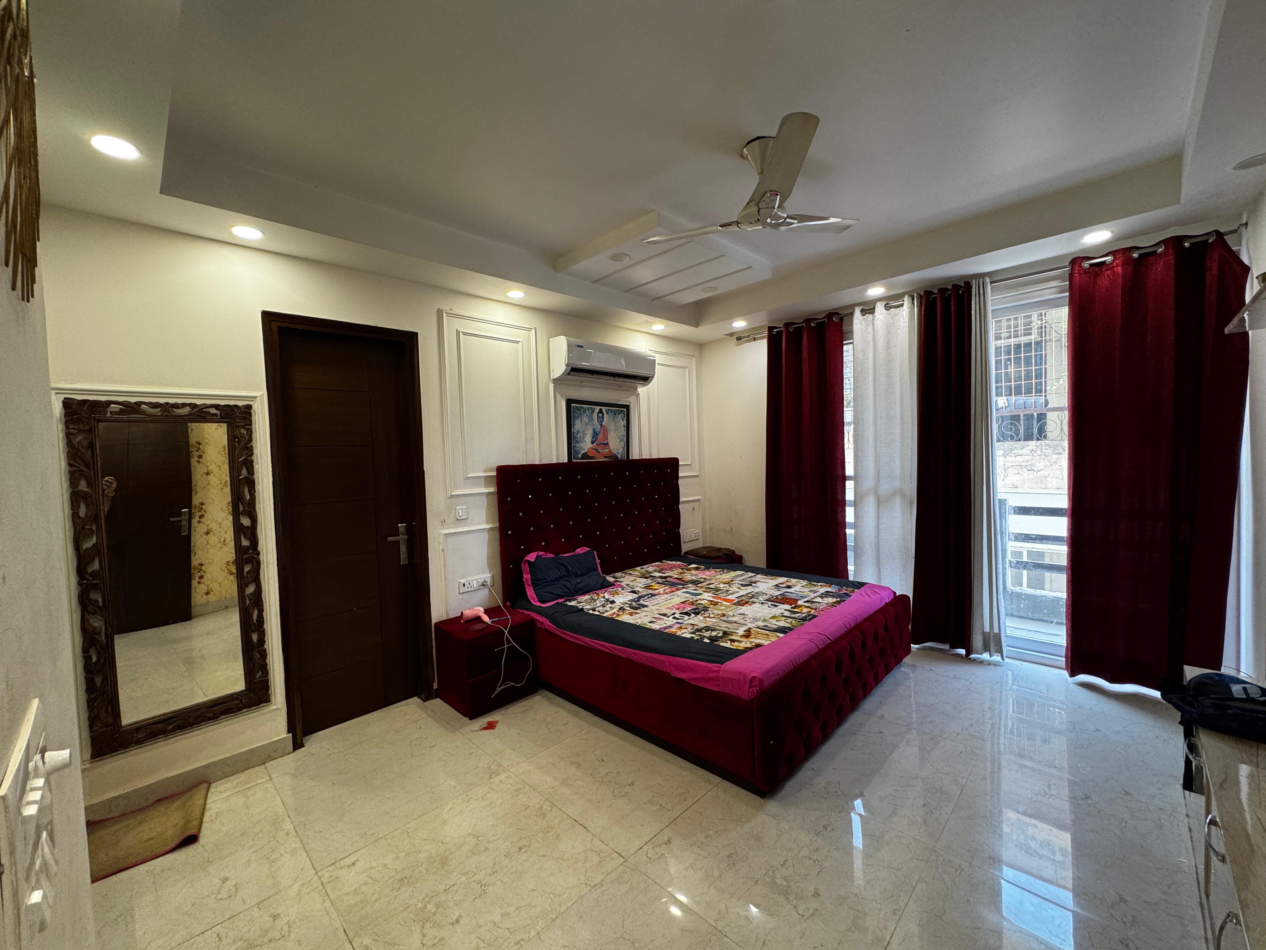 4 BHK + Servant Room 3000 Sq.Ft. Builder Floor in SS 100