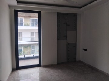 Room in 3 BHK Builder Floor at Safdarjung Enclave – for Rent