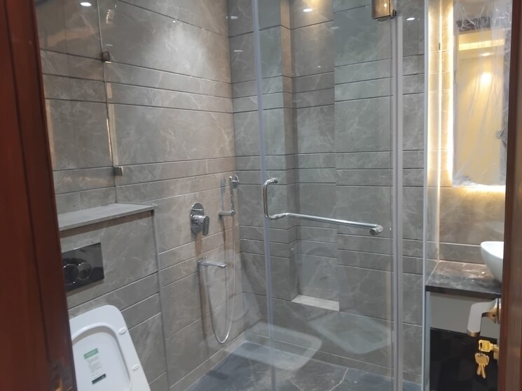 Bathroom, safdarjung enclave 3 Bedroom 1950 Sq.Ft. Builder Floor In Safdarjung Enclave Delhi 8840106