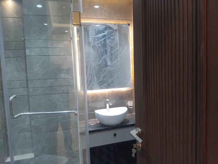 Bathroom, safdarjung enclave 3 Bedroom 1950 Sq.Ft. Builder Floor In Safdarjung Enclave Delhi 8840106