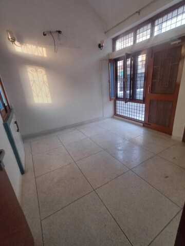 Room in 3 BHK Independent House at JakhaN-Rajpur Road – for Rent