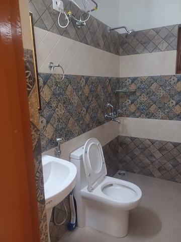 Bathroom in 3 BHK Independent House at JakhaN-Rajpur Road – for Rent
