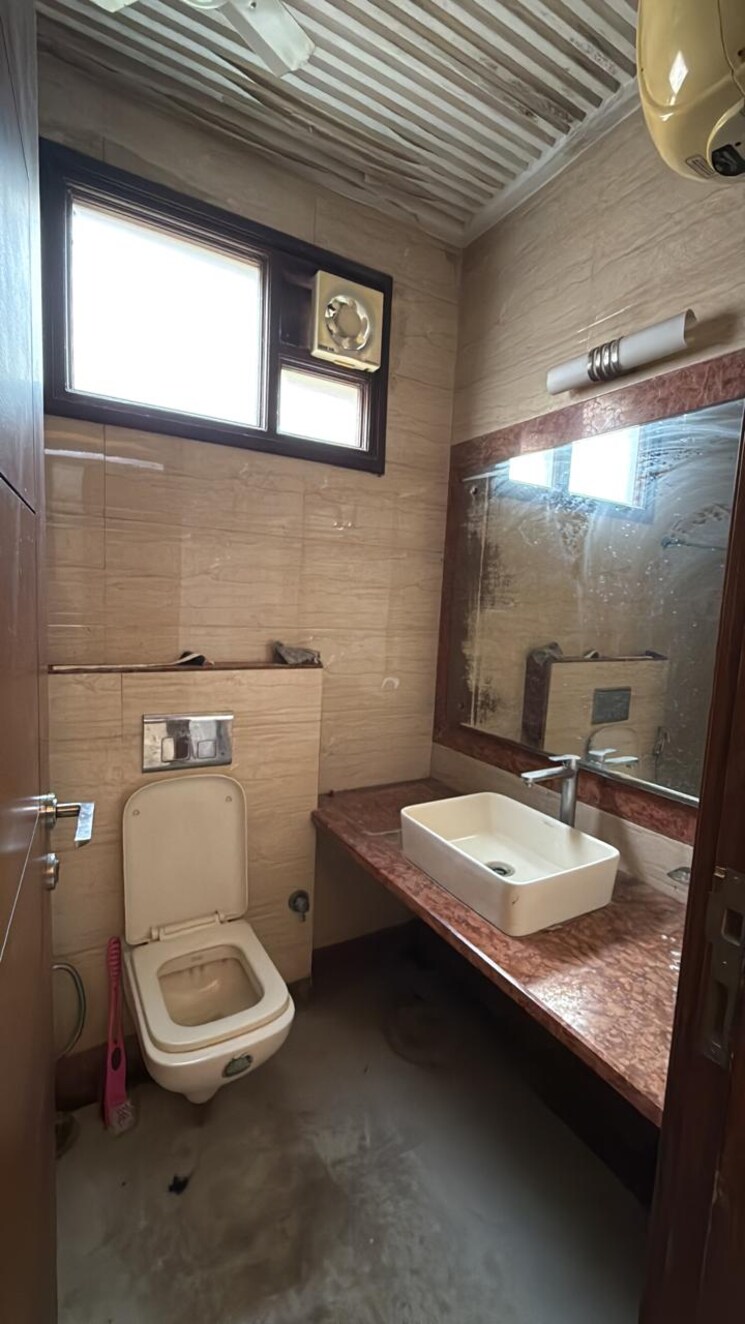 Bathroom, kalkaji 2 Bedroom 100 Sq.Yd. Builder Floor In Kalkaji Delhi 8840130