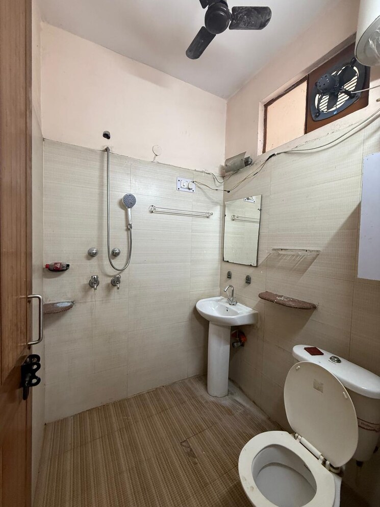 Attached Bathroom, kalkaji 2 Bedroom 1200 Sq.Ft. Builder Floor In Kalkaji Delhi 8840138