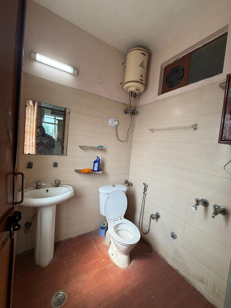 Bathroom, kalkaji 2 Bedroom 1200 Sq.Ft. Builder Floor In Kalkaji Delhi 8840138