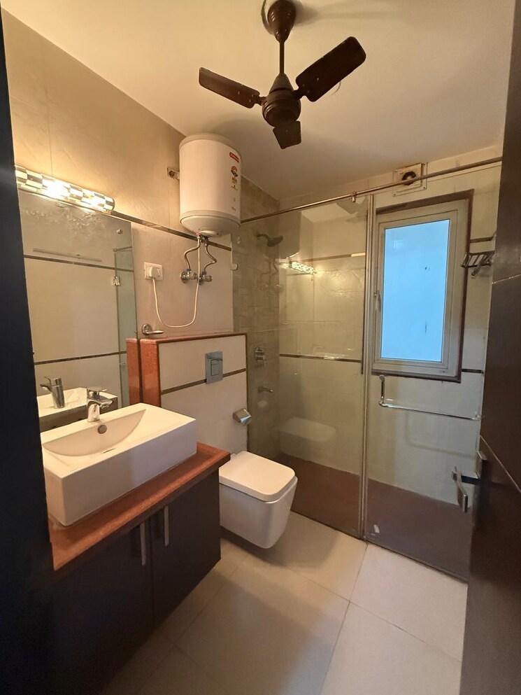 Bathroom, new friends colony 4 Bedroom 3500 Sq.Ft. Builder Floor In New Friends Colony Delhi 8840191